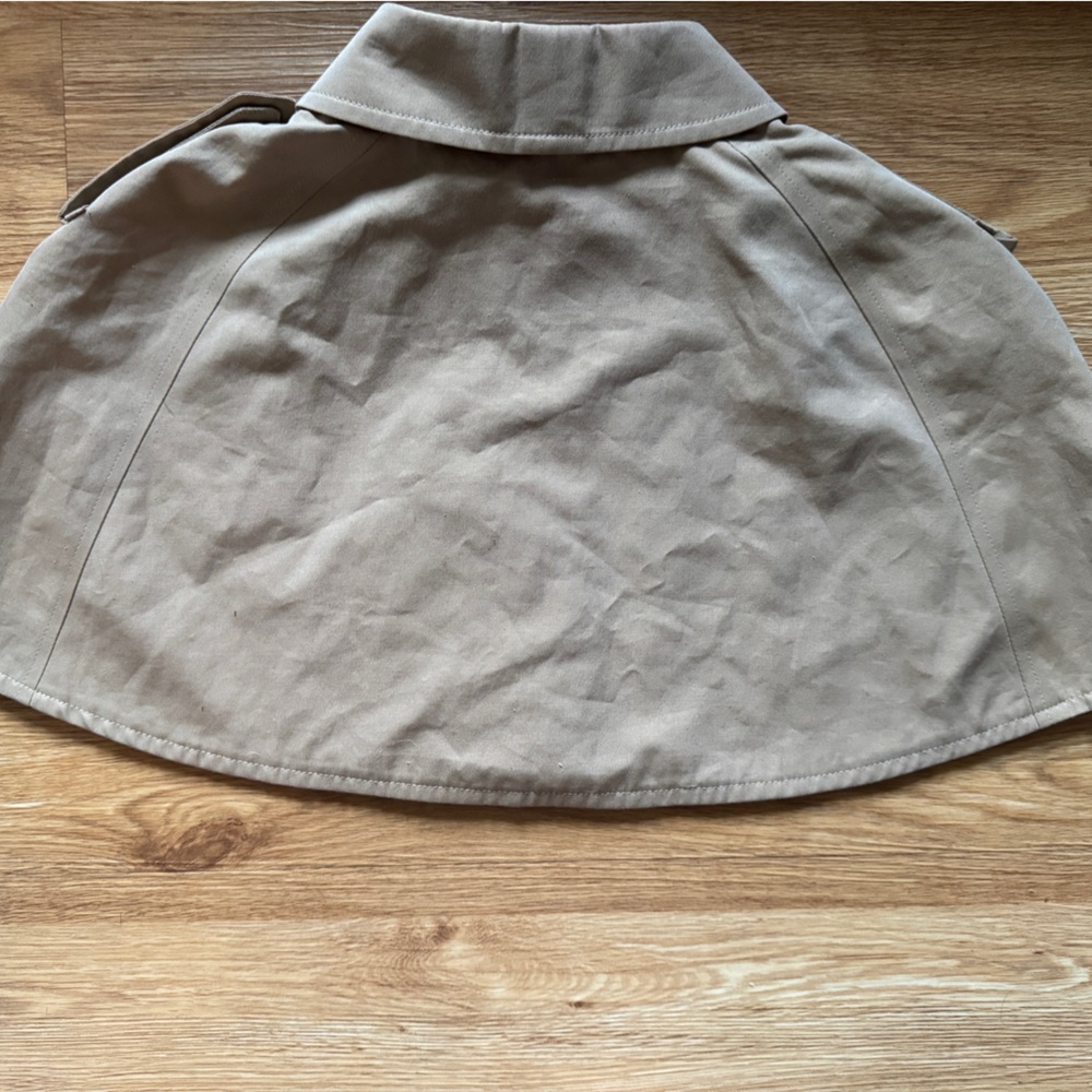 Burberry capelet in tan with plaid - Picture 3 of 3